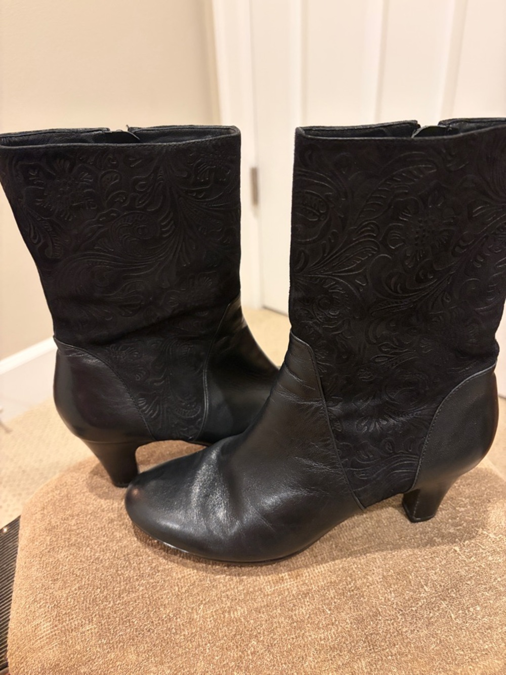 Abeo women’s boots, black leather 7 1/2 embossed floral pattern 2 1/2” heel EUC